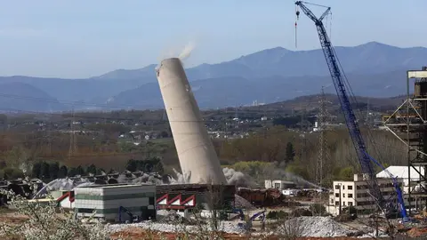 Las chimeneas de Compostilla II ya son historia después de una segunda voladura para acabar con la parte que había quedado en pie. Foto: César Sánchez.