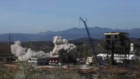 Las chimeneas de Compostilla II ya son historia después de una segunda voladura para acabar con la parte que había quedado en pie. Foto: César Sánchez.
