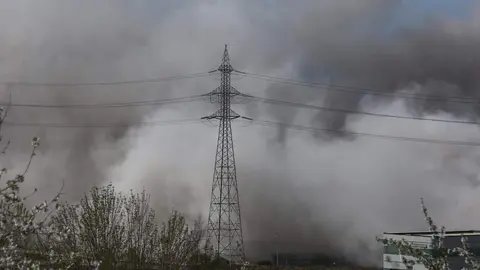 Las chimeneas de Compostilla II ya son historia después de una segunda voladura para acabar con la parte que había quedado en pie. Foto: César Sánchez.