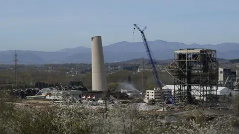 Las chimeneas de Compostilla II ya son historia después de una segunda voladura para acabar con la parte que había quedado en pie. Foto: César Sánchez.