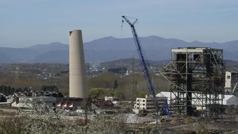 Las chimeneas de Compostilla II ya son historia después de una segunda voladura para acabar con la parte que había quedado en pie. Foto: César Sánchez.
