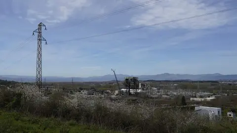 Las chimeneas de Compostilla II ya son historia después de una segunda voladura para acabar con la parte que había quedado en pie. Foto: César Sánchez.