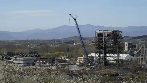 Las chimeneas de Compostilla II ya son historia después de una segunda voladura para acabar con la parte que había quedado en pie. Foto: César Sánchez.