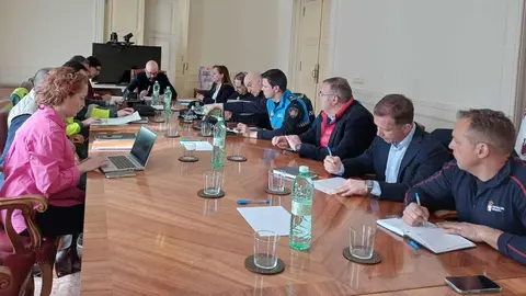 El subdelegado del Gobierno en León, Héctor Alaiz Moretón, presidió la comisión especial de tráfico para la operación de Semana Santa, cuyo objetivo es garantizar la seguridad vial ante el aumento de desplazamientos, que se estima en 225.000 vehículos en la provincia.