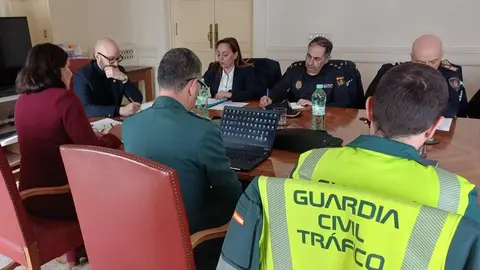 El subdelegado del Gobierno en León, Héctor Alaiz Moretón, presidió la comisión especial de tráfico para la operación de Semana Santa, cuyo objetivo es garantizar la seguridad vial ante el aumento de desplazamientos, que se estima en 225.000 vehículos en la provincia.
