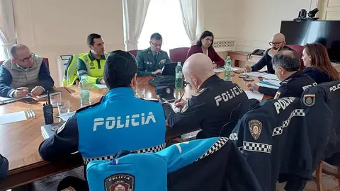 El subdelegado del Gobierno en León, Héctor Alaiz Moretón, presidió la comisión especial de tráfico para la operación de Semana Santa, cuyo objetivo es garantizar la seguridad vial ante el aumento de desplazamientos, que se estima en 225.000 vehículos en la provincia.