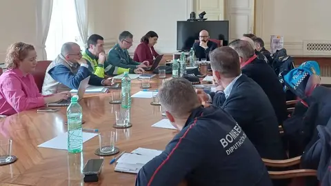 El subdelegado del Gobierno en León, Héctor Alaiz Moretón, presidió la comisión especial de tráfico para la operación de Semana Santa, cuyo objetivo es garantizar la seguridad vial ante el aumento de desplazamientos, que se estima en 225.000 vehículos en la provincia.