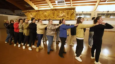 Ensayo de la cofradía del Santo Cristo de la Plaza de Cacabelos (León), en la que procesionan mujeres y que estrena palio de la Virgen de los Dolores en la procesión del Viernes de Dolores. Foto: César Sánchez.