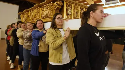 Ensayo de la cofradía del Santo Cristo de la Plaza de Cacabelos (León), en la que procesionan mujeres y que estrena palio de la Virgen de los Dolores en la procesión del Viernes de Dolores. Foto: César Sánchez.