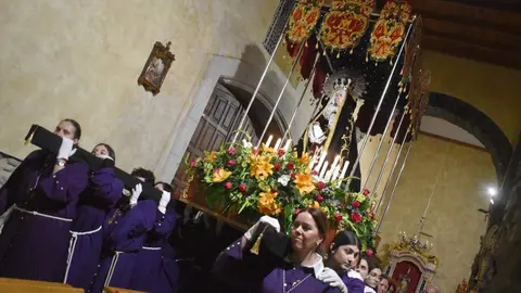 Ensayo de la cofradía del Santo Cristo de la Plaza de Cacabelos (León), en la que procesionan mujeres y que estrena palio de la Virgen de los Dolores en la procesión del Viernes de Dolores. Foto: César Sánchez.