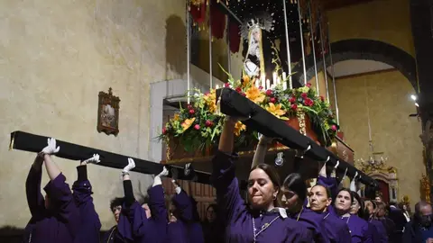 Ensayo de la cofradía del Santo Cristo de la Plaza de Cacabelos (León), en la que procesionan mujeres y que estrena palio de la Virgen de los Dolores en la procesión del Viernes de Dolores. Foto: César Sánchez.