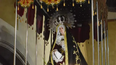 Ensayo de la cofradía del Santo Cristo de la Plaza de Cacabelos (León), en la que procesionan mujeres y que estrena palio de la Virgen de los Dolores en la procesión del Viernes de Dolores. Foto: César Sánchez.