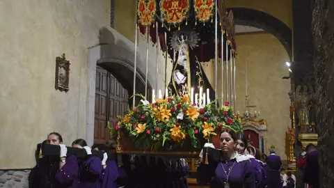 Ensayo de la cofradía del Santo Cristo de la Plaza de Cacabelos (León), en la que procesionan mujeres y que estrena palio de la Virgen de los Dolores en la procesión del Viernes de Dolores. Foto: César Sánchez.