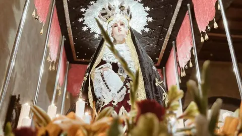 Ensayo de la cofradía del Santo Cristo de la Plaza de Cacabelos (León), en la que procesionan mujeres y que estrena palio de la Virgen de los Dolores en la procesión del Viernes de Dolores. Foto: César Sánchez.
