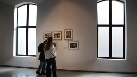 La concejala de Acción y Promoción Cultural, Elena Aguado, con el comisario de la muestra, Chema Conesa, inaugura la exposición de Carlos Saura ‘Una vida tras la cámara’. Fotos: Campillo