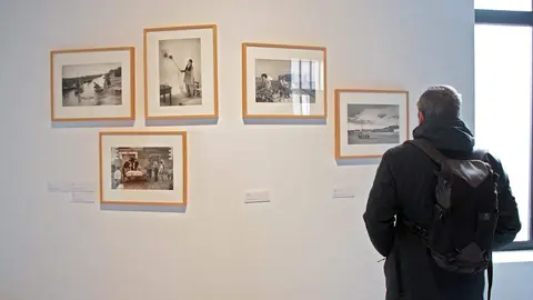 La concejala de Acción y Promoción Cultural, Elena Aguado, con el comisario de la muestra, Chema Conesa, inaugura la exposición de Carlos Saura ‘Una vida tras la cámara’. Fotos: Campillo