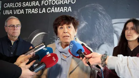 La concejala de Acción y Promoción Cultural, Elena Aguado, con el comisario de la muestra, Chema Conesa, inaugura la exposición de Carlos Saura ‘Una vida tras la cámara’. Fotos: Campillo