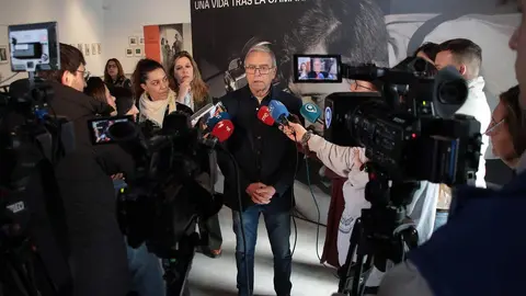 La concejala de Acción y Promoción Cultural, Elena Aguado, con el comisario de la muestra, Chema Conesa, inaugura la exposición de Carlos Saura ‘Una vida tras la cámara’. Fotos: Campillo