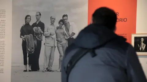 La concejala de Acción y Promoción Cultural, Elena Aguado, con el comisario de la muestra, Chema Conesa, inaugura la exposición de Carlos Saura ‘Una vida tras la cámara’. Fotos: Campillo