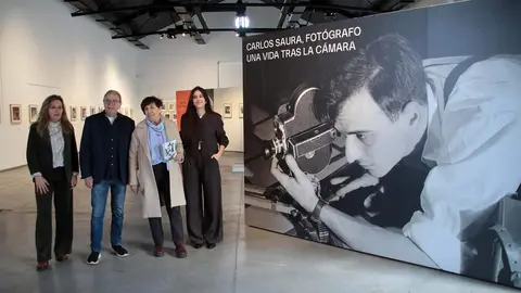 La concejala de Acción y Promoción Cultural, Elena Aguado, con el comisario de la muestra, Chema Conesa, inaugura la exposición de Carlos Saura ‘Una vida tras la cámara’. Fotos: Campillo
