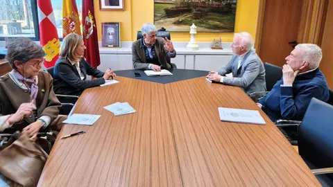 El delegado territorial de la Junta en León, Eduardo Diego, y la jefa del Servicio Territorial de Cultura; Noelia Vallejo, se han reunido un año más con Anselmo Reguera, presidente de la Asociación de Amigos del Camino de Santiago de León 'Pulchra Leonina', y José Bizzu, secretario y redactor del estudio estadístico anual de la misma.