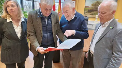 El delegado territorial de la Junta en León, Eduardo Diego, y la jefa del Servicio Territorial de Cultura; Noelia Vallejo, se han reunido un año más con Anselmo Reguera, presidente de la Asociación de Amigos del Camino de Santiago de León 'Pulchra Leonina', y José Bizzu, secretario y redactor del estudio estadístico anual de la misma.
