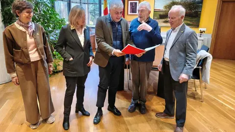 El delegado territorial de la Junta en León, Eduardo Diego, y la jefa del Servicio Territorial de Cultura; Noelia Vallejo, se han reunido un año más con Anselmo Reguera, presidente de la Asociación de Amigos del Camino de Santiago de León 'Pulchra Leonina', y José Bizzu, secretario y redactor del estudio estadístico anual de la misma.