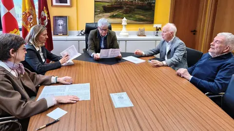 El delegado territorial de la Junta en León, Eduardo Diego, y la jefa del Servicio Territorial de Cultura; Noelia Vallejo, se han reunido un año más con Anselmo Reguera, presidente de la Asociación de Amigos del Camino de Santiago de León 'Pulchra Leonina', y José Bizzu, secretario y redactor del estudio estadístico anual de la misma.