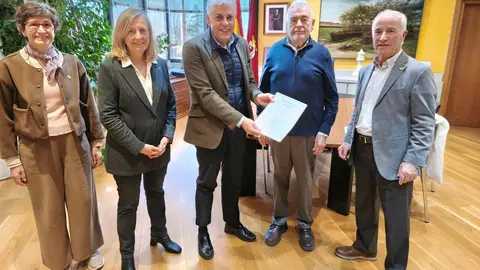 El delegado territorial de la Junta en León, Eduardo Diego, y la jefa del Servicio Territorial de Cultura; Noelia Vallejo, se han reunido un año más con Anselmo Reguera, presidente de la Asociación de Amigos del Camino de Santiago de León 'Pulchra Leonina', y José Bizzu, secretario y redactor del estudio estadístico anual de la misma.