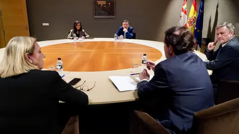 El presidente del PPCyL se reúne con UPL tras las elecciones autonómicas. Fotos: Leticia Pérez