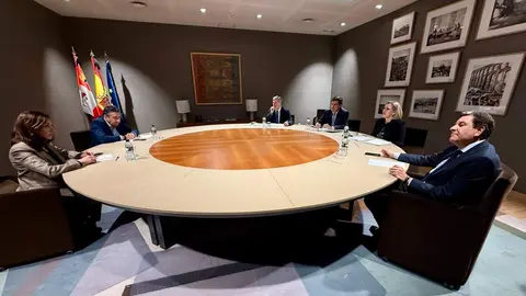 El presidente del PPCyL se reúne con UPL tras las elecciones autonómicas. Fotos: Leticia Pérez