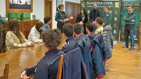 La Guardia Civil de León ha celebrado este jueves la entrega de premios de la 'VII edición de la Ciberliga pre-amateur', una iniciativa dirigida a estudiantes de 4º de la ESO para promover el uso seguro de Internet y despertar vocaciones tecnológicas.