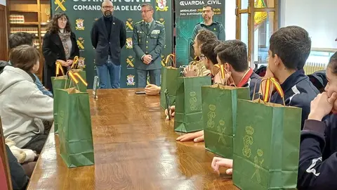 La Guardia Civil de León ha celebrado este jueves la entrega de premios de la 'VII edición de la Ciberliga pre-amateur', una iniciativa dirigida a estudiantes de 4º de la ESO para promover el uso seguro de Internet y despertar vocaciones tecnológicas.