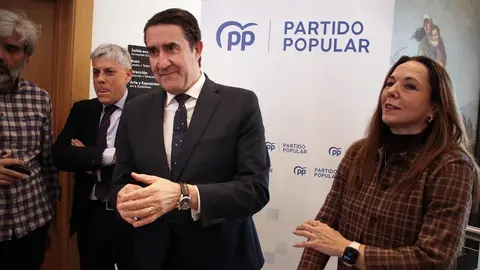 El presidente de la Junta Gestora del PP de León, Juan Carlos Suárez-Quiñones, ha comparecido para hacer un balance de los “muy buenos” resultados obtenidos por la formación en la provincia en las recientes elecciones autonómicas. Fotos: Peio García
