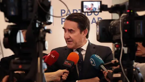 El presidente de la Junta Gestora del PP de León, Juan Carlos Suárez-Quiñones, ha comparecido para hacer un balance de los “muy buenos” resultados obtenidos por la formación en la provincia en las recientes elecciones autonómicas. Fotos: Peio García