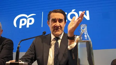 El presidente de la Junta Gestora del PP de León, Juan Carlos Suárez-Quiñones, ha comparecido para hacer un balance de los “muy buenos” resultados obtenidos por la formación en la provincia en las recientes elecciones autonómicas. Fotos: Peio García