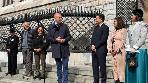 Este jueves, los estudiantes del Colegio de Las Anejas cerraron su Semana Cultural con una actividad singular: una recreación histórica dedicada a Antoni Gaudí, con motivo del centenario del arquitecto. Fotos: AytoLeón
