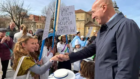 Este jueves, los estudiantes del Colegio de Las Anejas cerraron su Semana Cultural con una actividad singular: una recreación histórica dedicada a Antoni Gaudí, con motivo del centenario del arquitecto. Fotos: AytoLeón