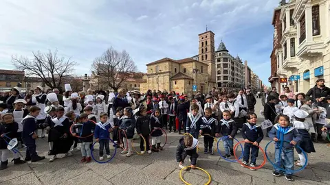 Este jueves, los estudiantes del Colegio de Las Anejas cerraron su Semana Cultural con una actividad singular: una recreación histórica dedicada a Antoni Gaudí, con motivo del centenario del arquitecto. Fotos: AytoLeón