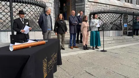 Este jueves, los estudiantes del Colegio de Las Anejas cerraron su Semana Cultural con una actividad singular: una recreación histórica dedicada a Antoni Gaudí, con motivo del centenario del arquitecto. Fotos: AytoLeón