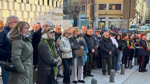 Este jueves, la Cofradía de las Siete Palabras de Jesús en la Cruz descubrió una placa en la calle que lleva su nombre para rendir homenaje a Eduardo de Paz Díez, fundador y abad honorario de la cofradía.