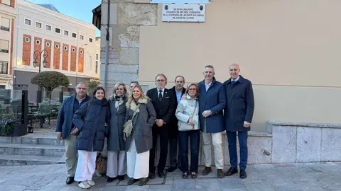 Este jueves, la Cofradía de las Siete Palabras de Jesús en la Cruz descubrió una placa en la calle que lleva su nombre para rendir homenaje a Eduardo de Paz Díez, fundador y abad honorario de la cofradía.