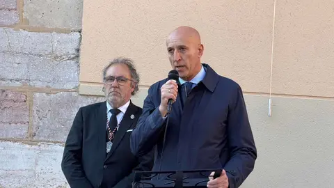 Este jueves, la Cofradía de las Siete Palabras de Jesús en la Cruz descubrió una placa en la calle que lleva su nombre para rendir homenaje a Eduardo de Paz Díez, fundador y abad honorario de la cofradía.