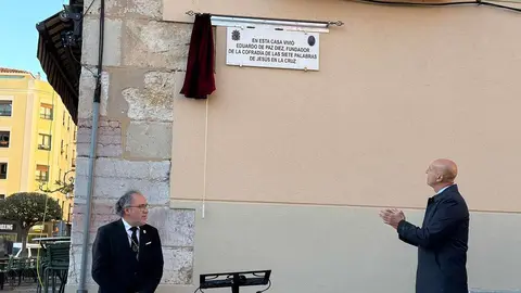 Este jueves, la Cofradía de las Siete Palabras de Jesús en la Cruz descubrió una placa en la calle que lleva su nombre para rendir homenaje a Eduardo de Paz Díez, fundador y abad honorario de la cofradía.