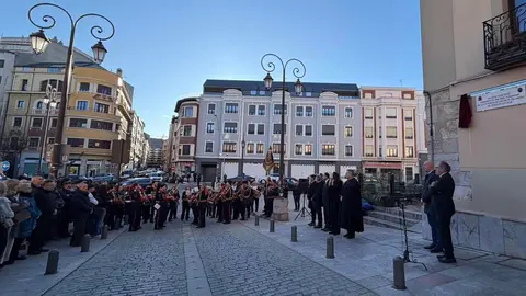 Este jueves, la Cofradía de las Siete Palabras de Jesús en la Cruz descubrió una placa en la calle que lleva su nombre para rendir homenaje a Eduardo de Paz Díez, fundador y abad honorario de la cofradía.