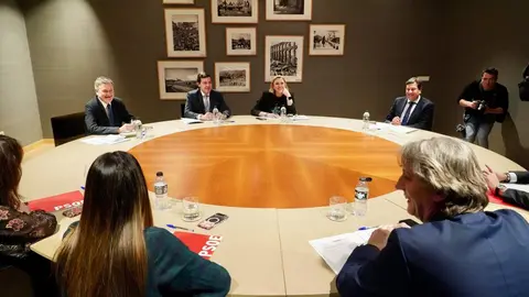 El secretario general del PSCyL, Carlos Martínez, tildó hoy de “estéril” e “inútil” la ronda de reuniones del presidente del PP de Castilla y León, Alfonso Fernández Mañueco, con los partidos que estarán representados en las nuevas Cortes, y aseguró que lo había visto “más cansado”, “ausente” y “nervioso que nunca”.