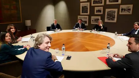 El secretario general del PSCyL, Carlos Martínez, tildó hoy de “estéril” e “inútil” la ronda de reuniones del presidente del PP de Castilla y León, Alfonso Fernández Mañueco, con los partidos que estarán representados en las nuevas Cortes, y aseguró que lo había visto “más cansado”, “ausente” y “nervioso que nunca”.