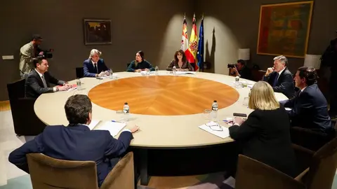 El secretario general del PSCyL, Carlos Martínez, tildó hoy de “estéril” e “inútil” la ronda de reuniones del presidente del PP de Castilla y León, Alfonso Fernández Mañueco, con los partidos que estarán representados en las nuevas Cortes, y aseguró que lo había visto “más cansado”, “ausente” y “nervioso que nunca”.