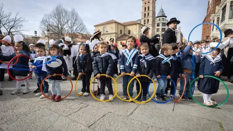 Los estudiantes del Colegio de Las Anejas cerraron su Semana Cultural con una actividad singular: una recreación histórica dedicada a Antoni Gaudí, con motivo del centenario del arquitecto. Foto: Fundos.
