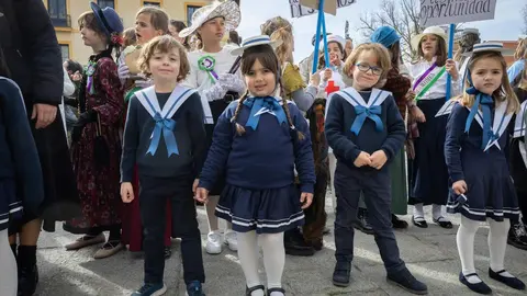 Los estudiantes del Colegio de Las Anejas cerraron su Semana Cultural con una actividad singular: una recreación histórica dedicada a Antoni Gaudí, con motivo del centenario del arquitecto. Foto: Fundos.